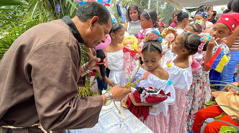 El Consejo celebra tradición cultural con muñecas y piñatas únicas